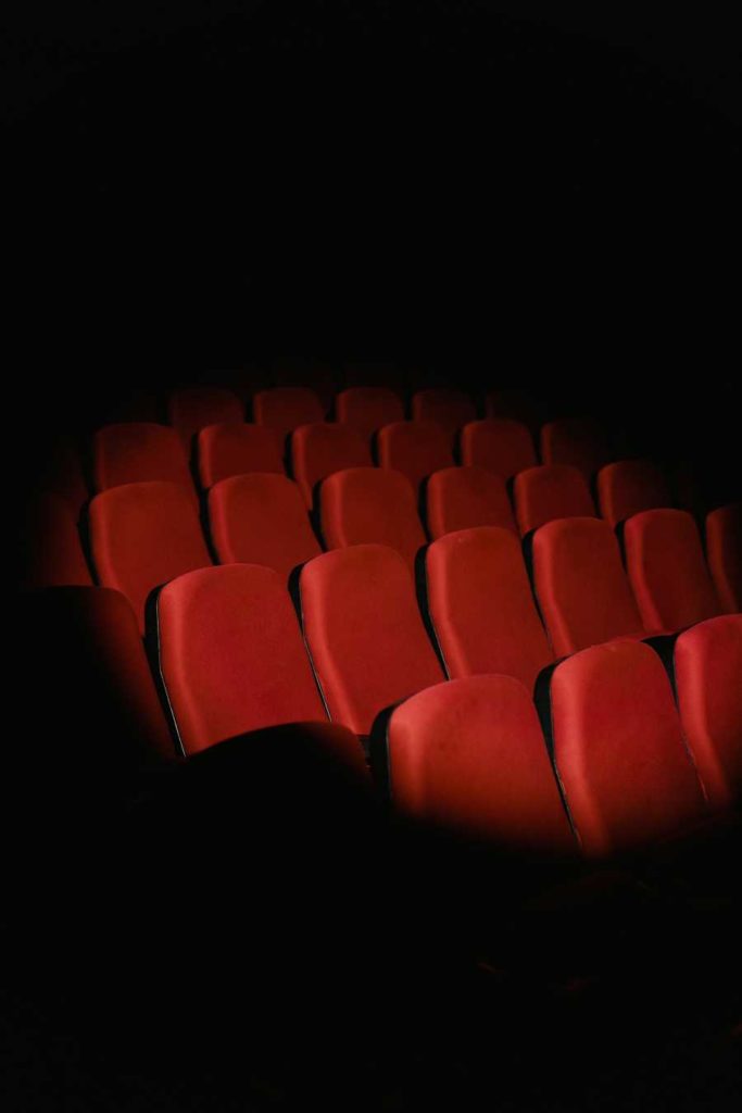 Salle de cinéma avec sièges rouge