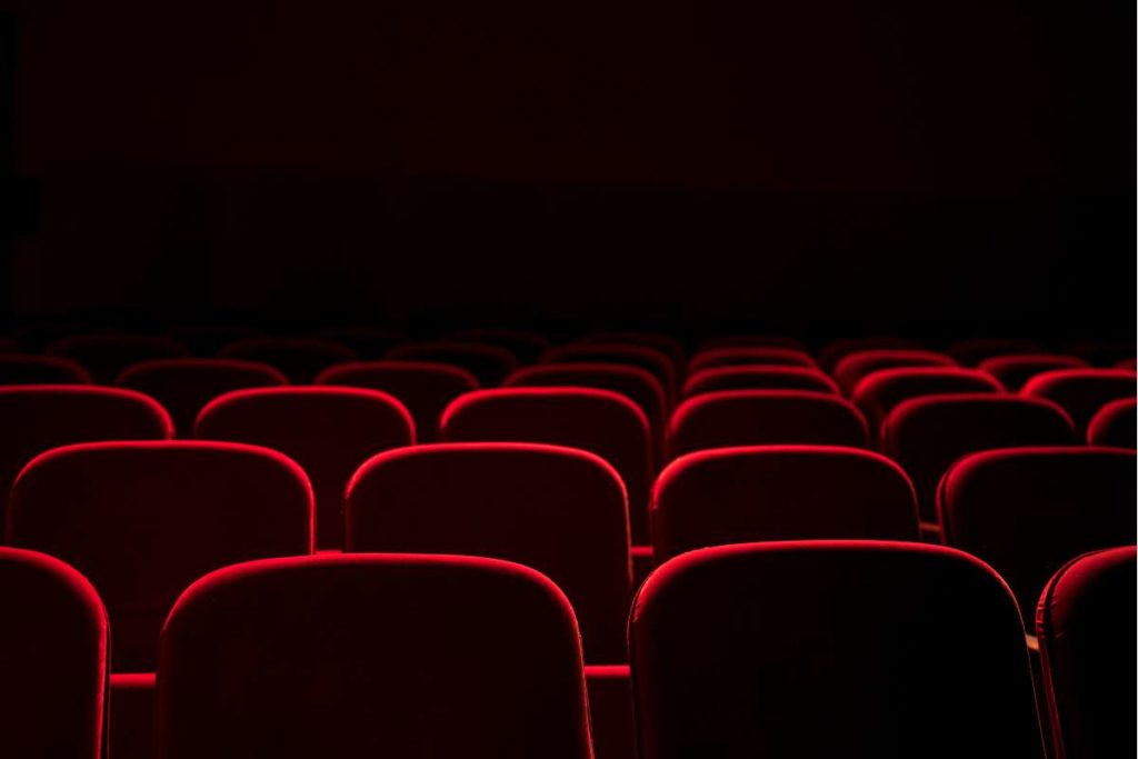 sièges rouges cinéma caméo namur